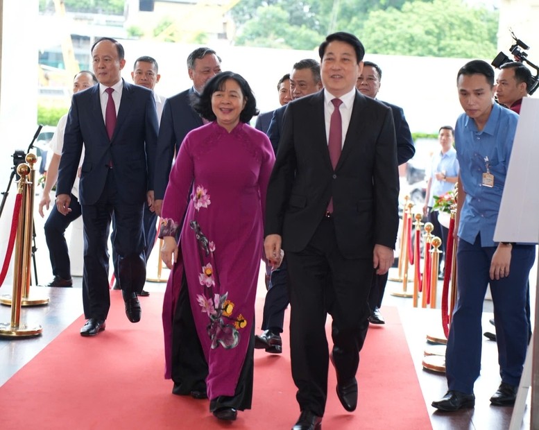 Chủ tịch nước Lương Cường; Ủy viên Bộ Chính trị, Bí thư Thành ủy, Trưởng đoàn đại biểu Quốc hội thành phố Hà Nội Bùi Thị Minh Hoài cùng các đồng chí lãnh đạo Hà Nội tới dự lễ công bố - Ảnh: VGP