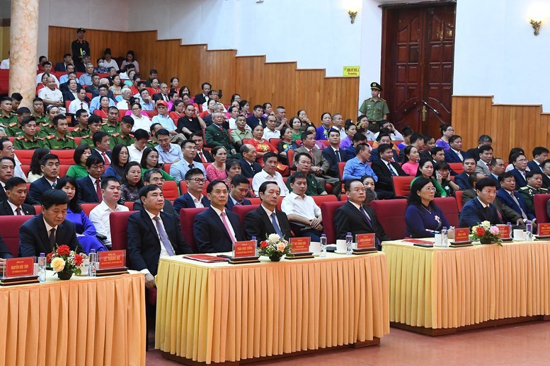 Phó Thủ tướng, Bộ trưởng Ngoại giao Bùi Thanh Sơn, Phó Trưởng Ban Tuyên giáo và Dân vận Trung ương Huỳnh Thành Đạt, Bí thư Tỉnh uỷ Điện Biên Trần Quốc Cường, đại diện lãnh đạo một số ban, bộ, ngành Trung ương dự lễ công bố tại tỉnh Điện Biên - Ảnh: VGP