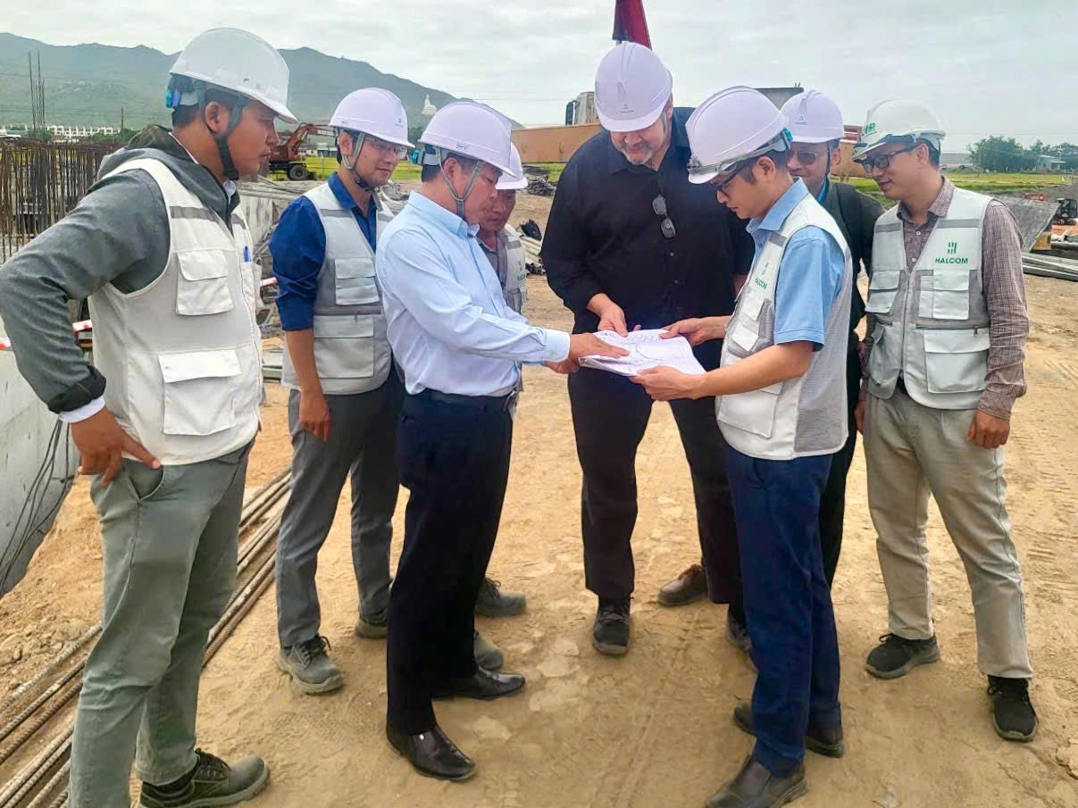 Cùng vớ đội ngũ CBNV, Halcom Việt Nam còn có hệ thống các chuyên gia trong và ngoài nước trong lĩnh vực năng lượng tái tạo – nước sạch để hỗ trợ thực hiện các dự án của công ty