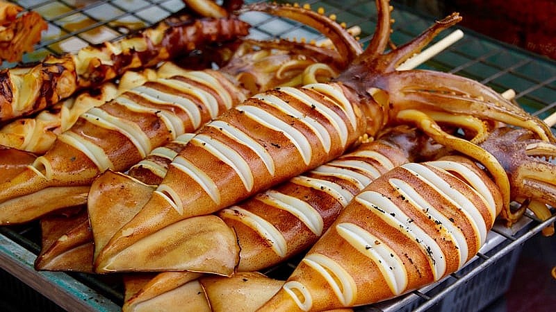 Ngay sau khi câu lên, mực được rửa sơ rồi nướng trực tiếp trên than hồng.