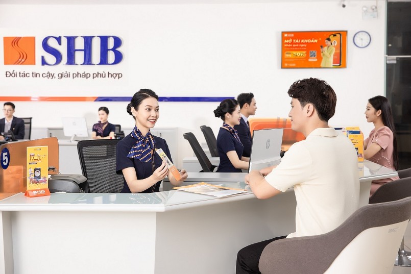 Khách hàng giao dịch tại SHB