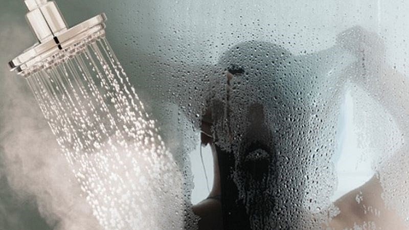 Việc tắm nước nóng và chà xát mạnh có thể làm mất lớp dầu tự nhiên, phá vỡ hàng rào bảo vệ da, gây khô và kích ứng.