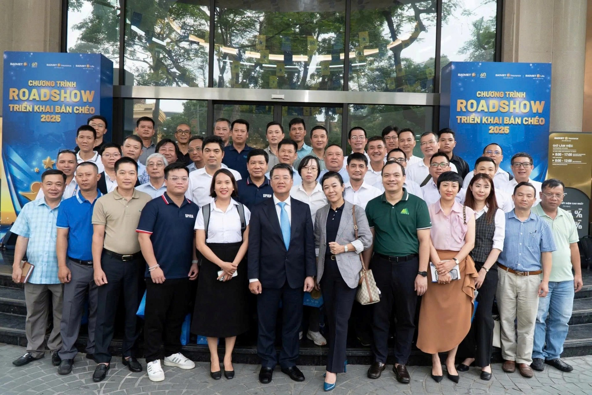 Các đại biểu chụp ảnh giao lưu sau sự kiện.