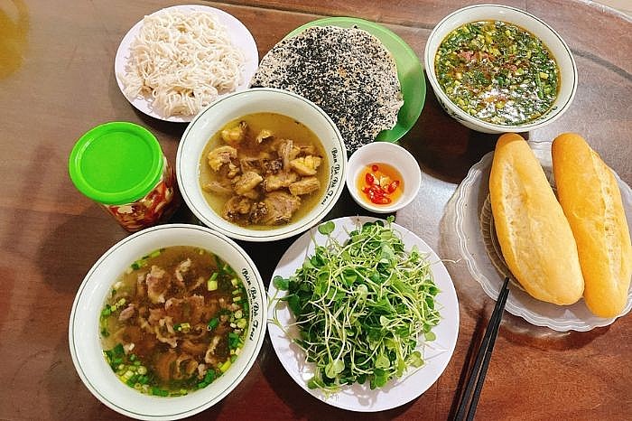 Không thể thiếu trong món bún bò Đò Trai là các loại rau sống tươi như xà lách, húng quế, tía tô... và đặc biệt là bánh đa (bánh tráng) nướng.