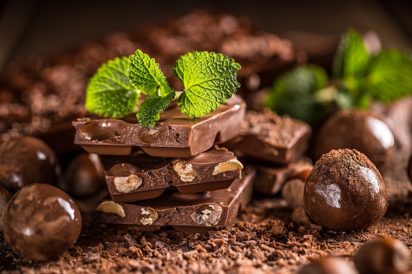 Các loại thực phẩm như sô cô la, trà đặc, rau bina, đại hoàng, dâu tây hay các loại hạt đều chứa hàm lượng oxalat cao.