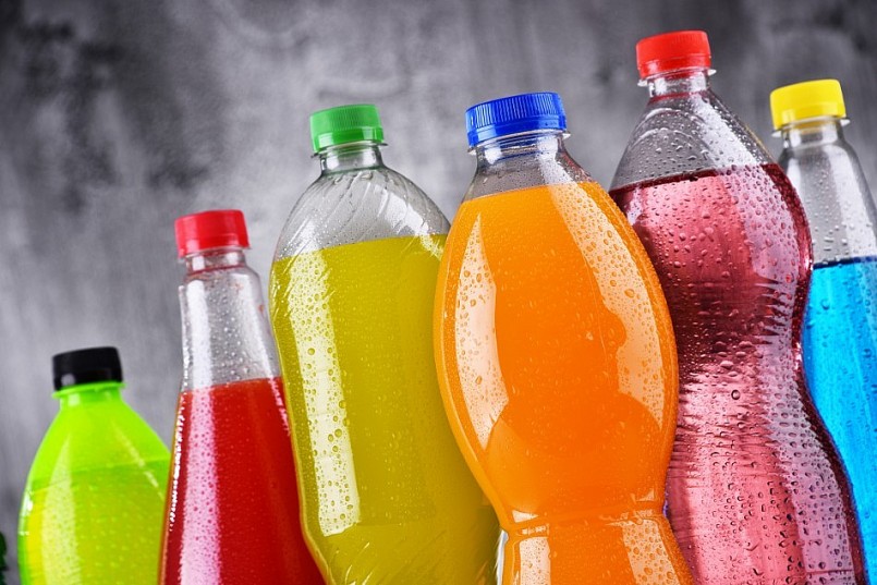 Các loại nước ngọt có gas, đặc biệt chứa siro ngô hoặc fructose cao, làm tăng nguy cơ lắng đọng sỏi.