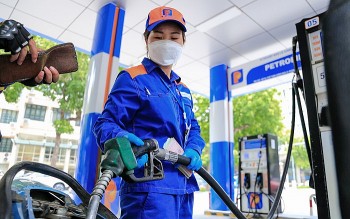 Giá xăng dầu đồng loạt giảm mạnh, RON 95 xuống dưới 20.000 đồng/lít