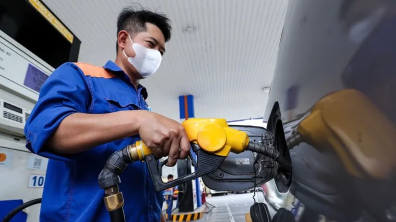 Giá xăng dầu giảm mạnh, RON 95 xuống dưới 20.000 đồng/lít