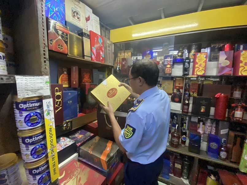 Lực lượng quản lý thị trường đang kiểm tra và xử lý hàng giả tại kho hàng thương mại điện tử, đối mặt với khối lượng lớn sản phẩm đa dạng và nhiều thủ đoạn tinh vi.