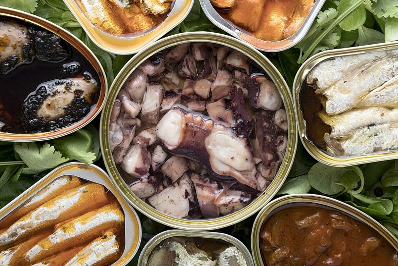 Theo bác sĩ chuyên khoa II Đoàn Dư Đạt (Bệnh viện Đa khoa Quốc tế Vinmec Hạ Long), tình trạng cholesterol cao thường liên quan đến chế độ ăn giàu calo, nhiều thực phẩm chế biến sẵn, ít vận động, hút thuốc, uống rượu bia... 