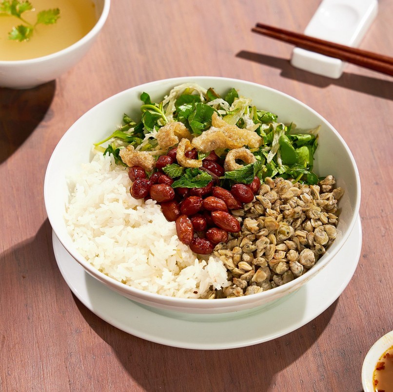 Cơm hến còn quyến rũ bởi sự hòa quyện của nhiều loại rau. Cơm hến còn quyến rũ bởi sự hòa quyện của nhiều loại rau.