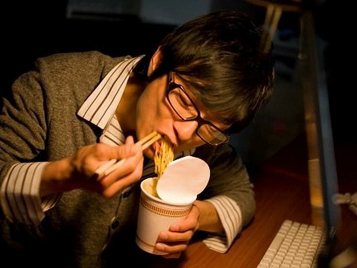 Nghiên cứu chỉ ra, những người ăn tối sau 21 giờ có nguy cơ đột quỵ cao hơn so với những người ăn sớm hơn. 