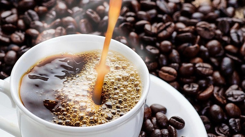 Uống cà phê vừa phải có thể có lợi, nhưng tiêu thụ hơn 400 mg caffeine mỗi ngày (tương đương khoảng hơn 4 tách cà phê) có thể ảnh hưởng đáng kể đến quá trình hấp thụ canxi. 