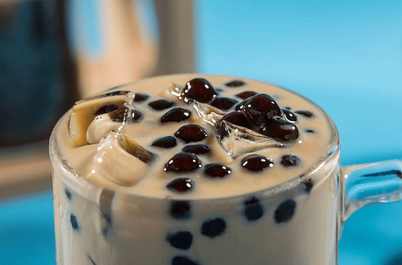 Một ly trà sữa cỡ lớn (700 ml) chứa khoảng 100 g đường, chưa kể các loại topping như kem, phô mai, pudding… khiến tổng năng lượng có thể lên tới 400 kcal.