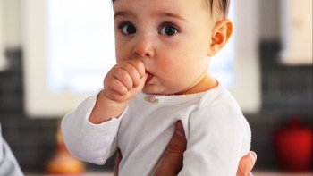 Vì sao trẻ thích mút tay và khi nào cần can thiệp?