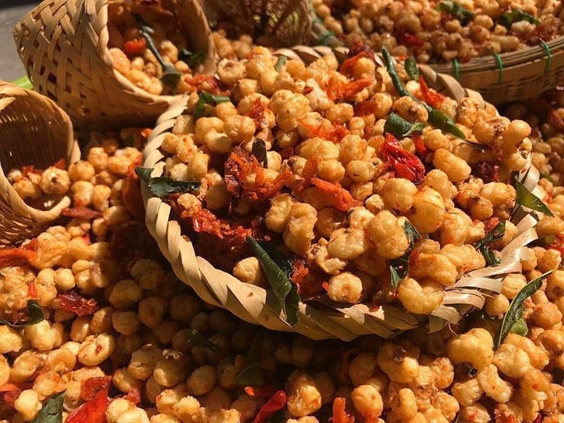 Bắp sấy bò khô Đà Nẵng ghi dấu ấn bởi sự kết hợp hài hòa giữa bắp tẩm sợi bò khô đẫm vị và lá chanh. 