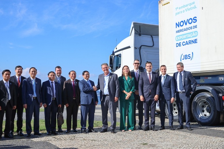 Thủ tướng cùng các đại biểu tại lễ chứng kiến container thịt bò đầu tiên của Brazil xuất khẩu sang Việt Nam - Ảnh: VGP