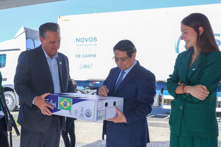 Thủ tướng ký tượng trưng sản phẩm thịt bò đầu tiên của Brazil xuất khẩu sang Việt Nam - Ảnh: VGP