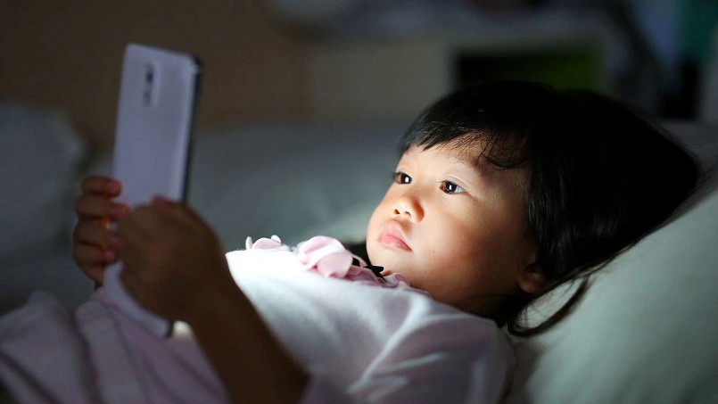 Thức khuya lướt mạng khiến giấc ngủ bị gián đoạn, hôm sau uể oải, kém tập trung.