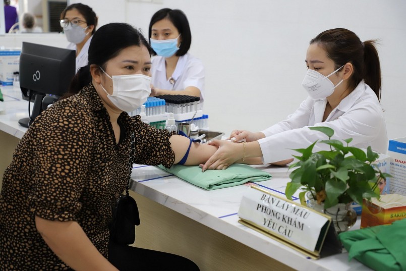 Người dân lấy máu xét nghiệm trong ngày đi khám sức khỏe định kỳ.
