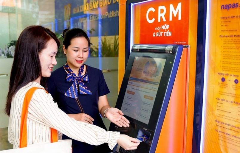 Giao dịch viên SHB hướng dẫn khách hàng sử dụng máy CRM 
