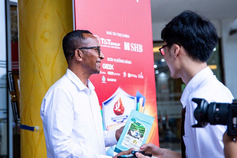 Đại úy Domingos Ximenes da Costa Frederico Pedro C. Pereira – Trưởng đoàn đội tuyển Timor Leste – chia sẻ sau khi nhận được phần quà.