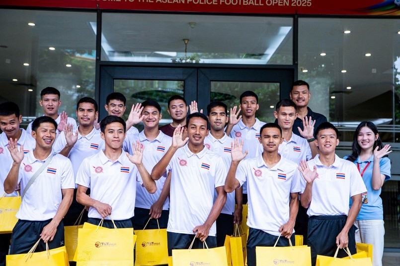 Các cầu thủ Thái Lan bày tỏ sự vui vẻ khi nhận những phần quà từ T&T Group.