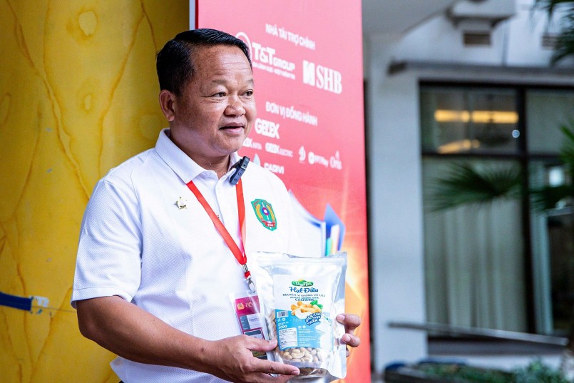 Thượng tá Phonetip Phanthavong, Quản lý đội tuyển Lào chia sẻ sau khi nhận được phần quà