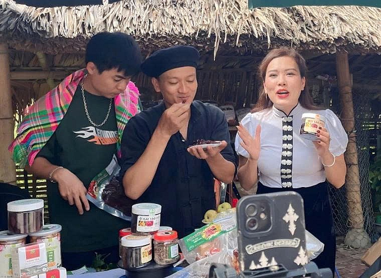 Doanh nghiệp ngành hàng tiêu dùng nhanh ứng dụng livestream và thương mại điện tử để mở rộng kênh phân phối và kết nối thị trường. Doanh nghiệp ngành hàng tiêu dùng nhanh ứng dụng livestream và thương mại điện tử để mở rộng kênh phân phối và kết nối thị trường.