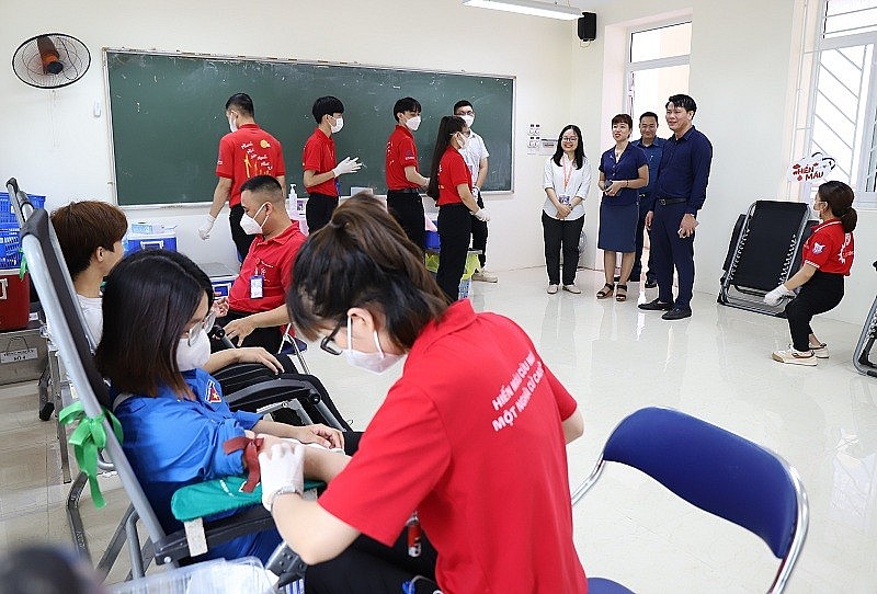 Cán bộ, giảng viên, sinh viên tham gia hiến máu 