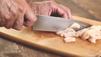 Sai lầm khi chế biến thịt gà có thể gây ngộ độc mà nhiều người không biết