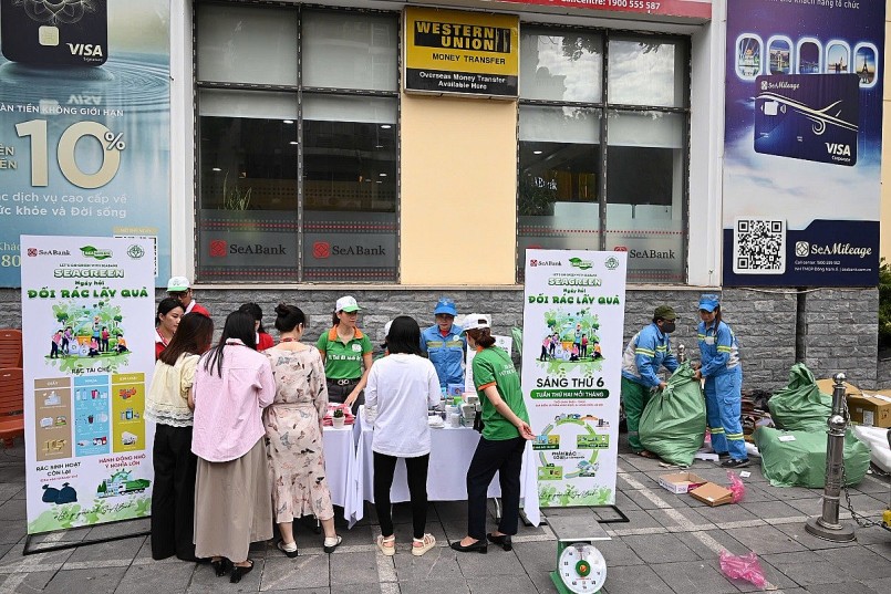 Chương trình “Ngày hội đổi rác lấy quà” nằm chuỗi hoạt động vì môi trường “Let’s Go Green with SeABank” được SeABank triển khai thường niên từ 2018. 