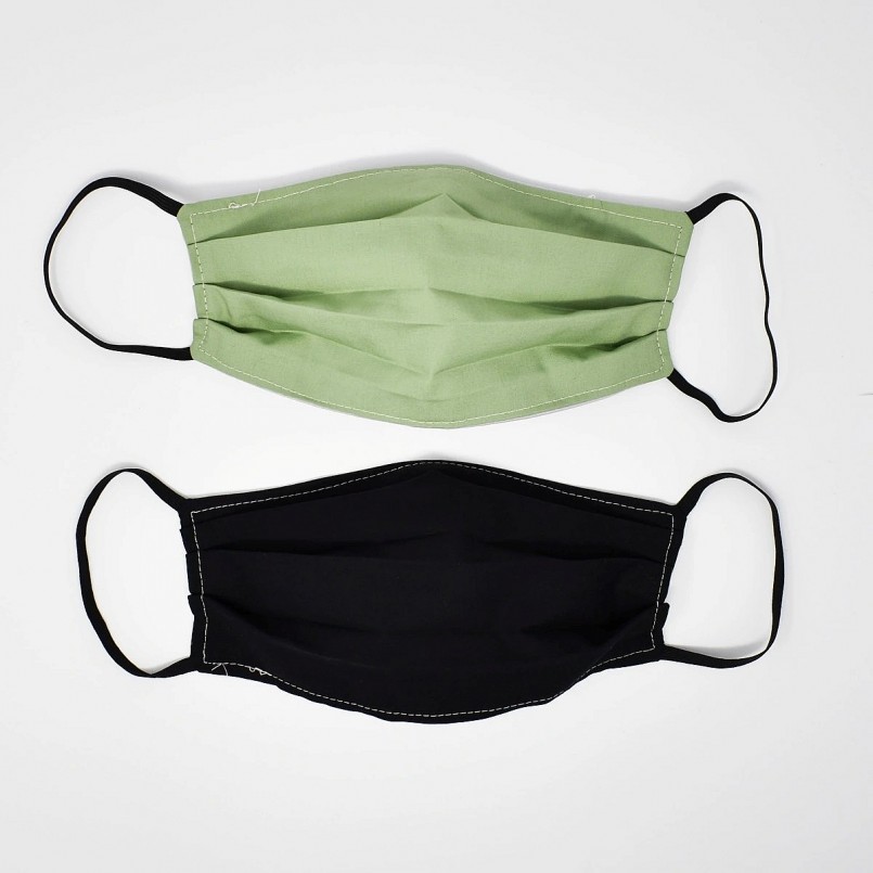 Không ít người lầm tưởng rằng khẩu trang tối màu như đen, xám sẽ bắt nắng và nóng hơn, làm ảnh hưởng đến da.