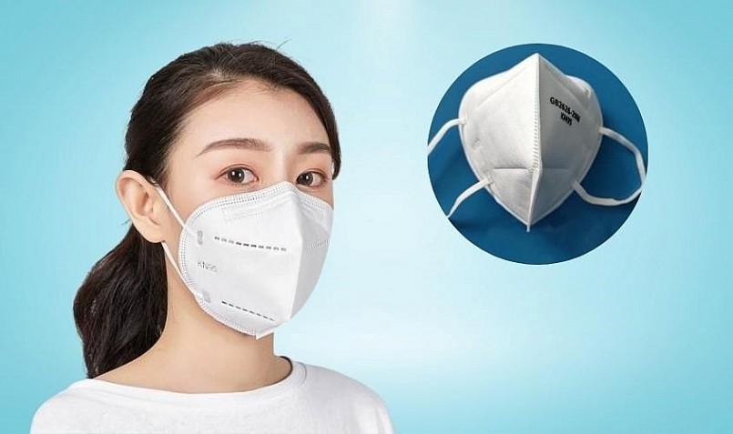 Giải pháp tiện lợi và phổ biến nhất đối với hầu hết mọi người vẫn là đeo khẩu trang chống nắng khi ra đường.