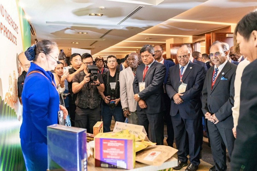 Các Bộ trưởng đến từ các quốc gia châu Phi tham quan các gian hàng sản phẩm OCOP của Việt Nam.
