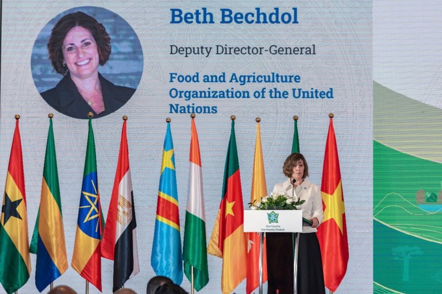 Bà Beth Bechdol, Phó Tổng Giám đốc FAO, phát biểu tại Diễn đàn.