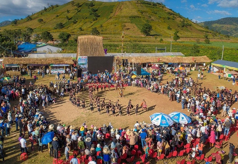 Chương trình biểu diễn ngoài trời kết hợp nghệ thuật truyền thống và hiện đại thu hút đông đảo du khách