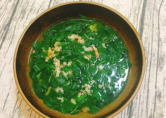 Rau đay có tác dụng kích thích tuyến sữa, nhờ vào lượng khoáng chất và nước dồi dào.