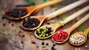 Giá hồ tiêu ngày 17/7/2025: Giảm nhẹ tại Tây Nguyên, xuất khẩu vẫn ổn định