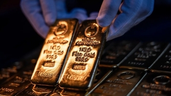 Vàng miếng giảm mạnh, giá vàng thế giới giằng co quanh đỉnh