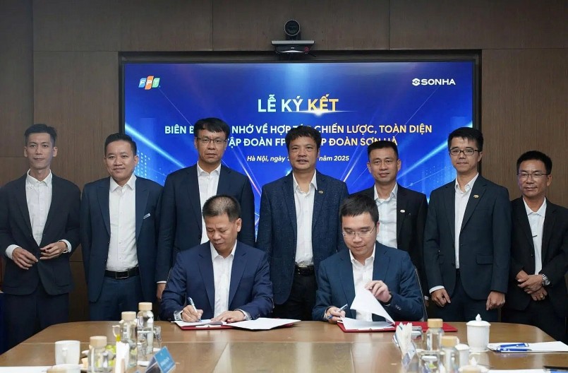 Đại diện lãnh đạo Tập đoàn Sơn Hà và Tập đoàn FPT ký kết biên bản ghi nhớ hợp tác chiến lược toàn diện.