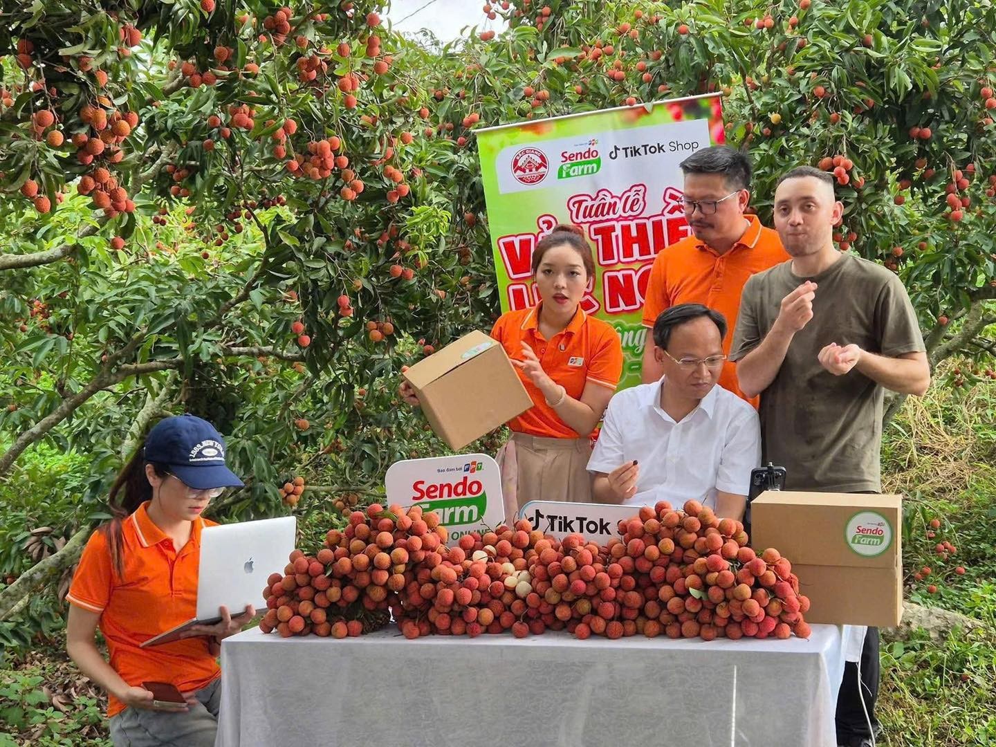 Ông Phạm Văn Thịnh – Phó Chủ tịch UBND tỉnh Bắc Ninh livestream bán hơn 54 tấn vải Lục Ngạn.