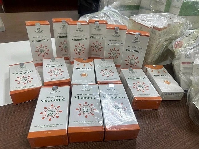 Sản phẩm kem chống nắng Althena do Thiết sản xuất. Ảnh: Công an cung cấp