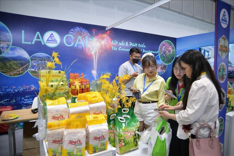 Doanh nghiệp giới thiệu sản phẩm gạo cao cấp tại hội chợ quốc tế, mở rộng thị trường ngách tiềm năng. Doanh nghiệp giới thiệu sản phẩm gạo cao cấp tại hội chợ quốc tế, mở rộng thị trường ngách tiềm năng.