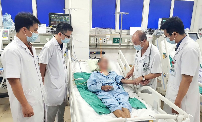 PGS.TS Đỗ Duy Cường, Viện trưởng Viện Y học Nhiệt đới Bạch Mai cùng các bác sĩ hội chẩn ca bệnh 63 tuổi ở Hưng Yên. Ảnh: BVCC