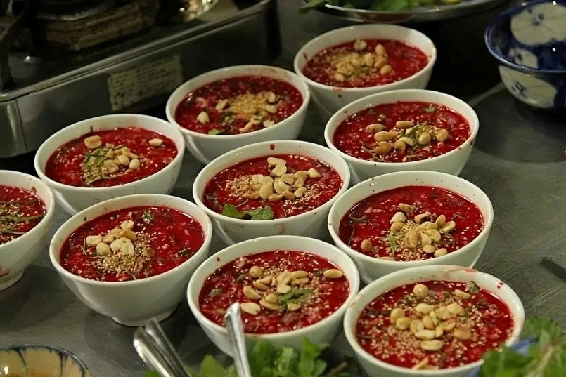 Tiết canh mang đến nhiều rủi ro cho sức khỏe người ăn.