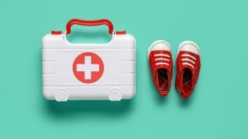 Bão Wipha tiến vào Biển Đông: Những các món đồ cha mẹ cần sắm ngay để bảo vệ trẻ nhỏ