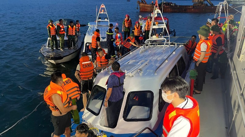 Lực lượng chức năng tỉnh Quảng Ninh vẫn đang nỗ lực ứng cứu, tìm kiếm các nạn nhân trong vụ lật tàu du lịch trên vịnh Hạ Long. Lực lượng chức năng tỉnh Quảng Ninh vẫn đang nỗ lực ứng cứu, tìm kiếm các nạn nhân trong vụ lật tàu du lịch trên vịnh Hạ Long.