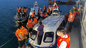 Thủ tướng Chính phủ yêu cầu khẩn trương tìm kiếm cứu nạn, khắc phục hậu quả vụ lật tàu tại Quảng Ninh