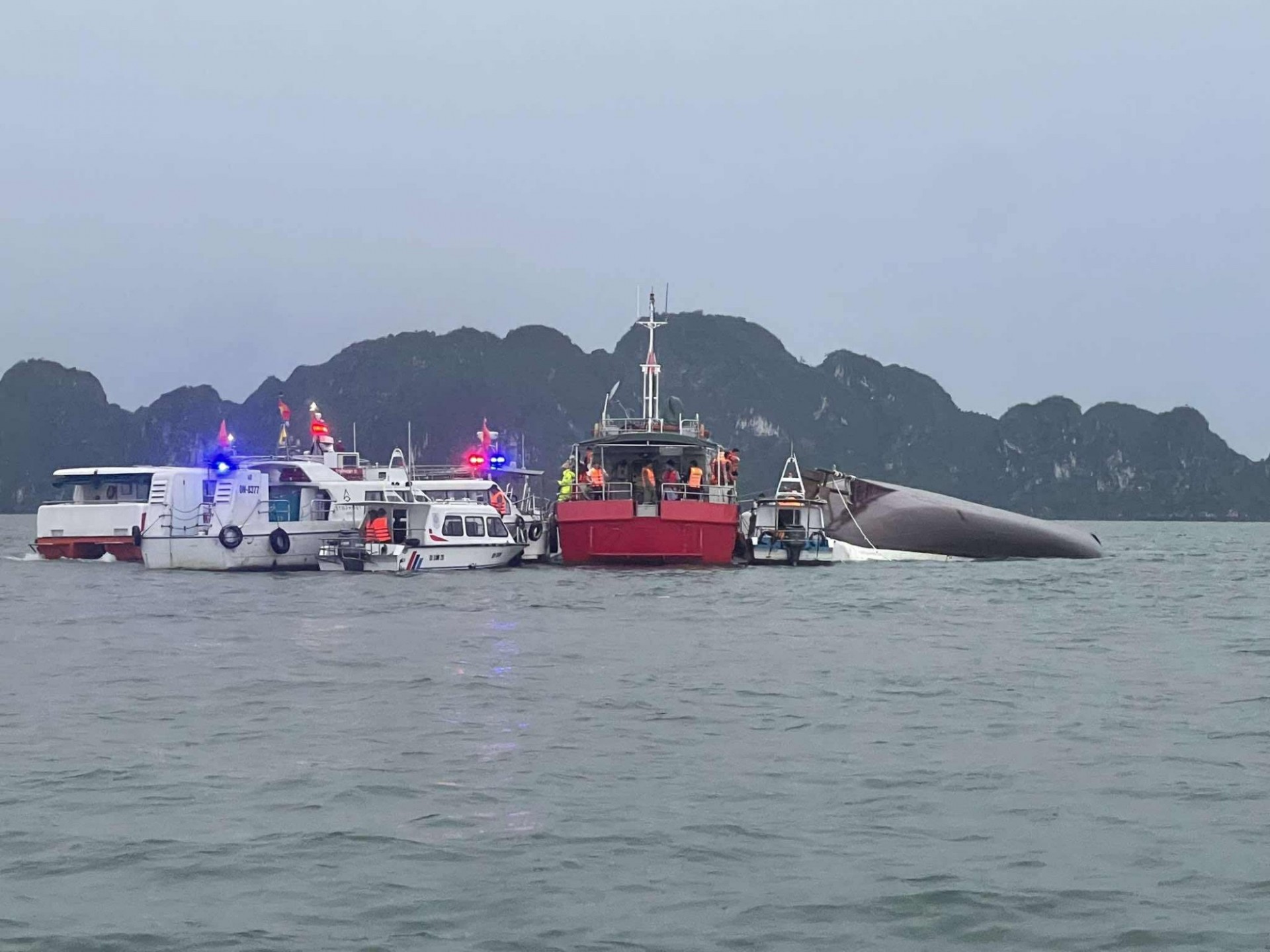 Hiện trường vụ lật tàu